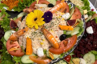 Miniature Traiteur Paris 8 (Paris) - Les Trois Soeurs Traiteur #4 Table de réception élégamment dressée avec chandeliers, fleurs pourpres et vaisselle raffinée dans une salle lumineuse.