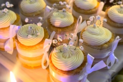 Miniature Traiteur Paris 8 (Paris) - Les Trois Soeurs Traiteur #8 Table de réception élégamment dressée avec chandeliers, fleurs pourpres et vaisselle raffinée dans une salle lumineuse.