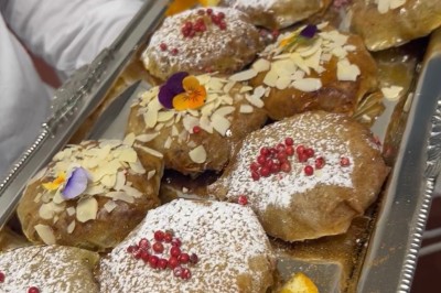Miniature Traiteur Paris 8 (Paris) - Les Trois Soeurs Traiteur #12 Table de réception élégamment dressée avec chandeliers, fleurs pourpres et vaisselle raffinée dans une salle lumineuse.