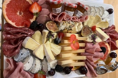 Miniature Traiteur Paris 8 (Paris) - Les Trois Soeurs Traiteur #22 Table de réception élégamment dressée avec chandeliers, fleurs pourpres et vaisselle raffinée dans une salle lumineuse.