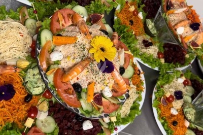 Miniature Traiteur Paris 8 (Paris) - Les Trois Soeurs Traiteur #24 Table de réception élégamment dressée avec chandeliers, fleurs pourpres et vaisselle raffinée dans une salle lumineuse.