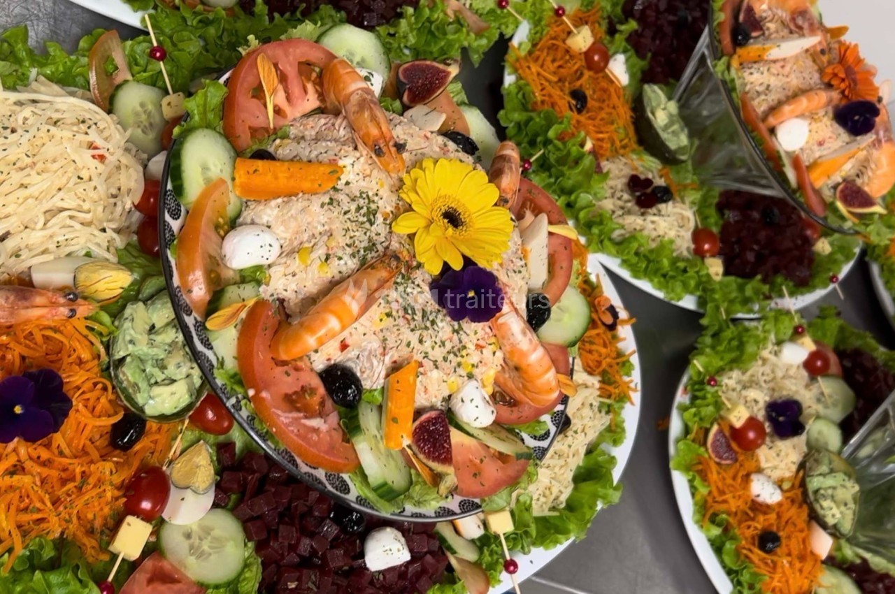 Plateaux garnis de crudités, crevettes, œufs de caille, tomates, concombres et fleurs comestibles sur lit de salade verte.