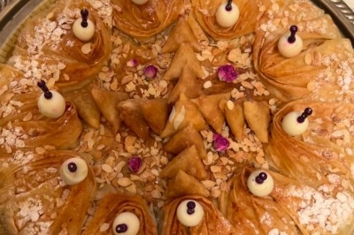 Miniature Traiteur Paris 8 (Paris) - Les Trois Soeurs Traiteur #26 Table de réception élégamment dressée avec chandeliers, fleurs pourpres et vaisselle raffinée dans une salle lumineuse.