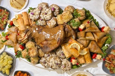 Miniature Traiteur Paris 8 (Paris) - Les Trois Soeurs Traiteur #28 Table de réception élégamment dressée avec chandeliers, fleurs pourpres et vaisselle raffinée dans une salle lumineuse.