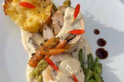 Miniature Traiteur Paris 8 (Paris) - Les Trois Soeurs Traiteur #32 Table de réception élégamment dressée avec chandeliers, fleurs pourpres et vaisselle raffinée dans une salle lumineuse.