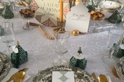 Miniature Traiteur Paris 8 (Paris) - Les Trois Soeurs Traiteur #34 Table de réception élégamment dressée avec chandeliers, fleurs pourpres et vaisselle raffinée dans une salle lumineuse.