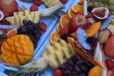Miniature Traiteur Paris 8 (Paris) - Les Trois Soeurs Traiteur #35 Table de réception élégamment dressée avec chandeliers, fleurs pourpres et vaisselle raffinée dans une salle lumineuse.