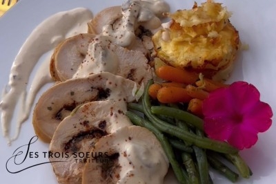 Miniature Traiteur Paris 8 (Paris) - Les Trois Soeurs Traiteur #37 Table de réception élégamment dressée avec chandeliers, fleurs pourpres et vaisselle raffinée dans une salle lumineuse.