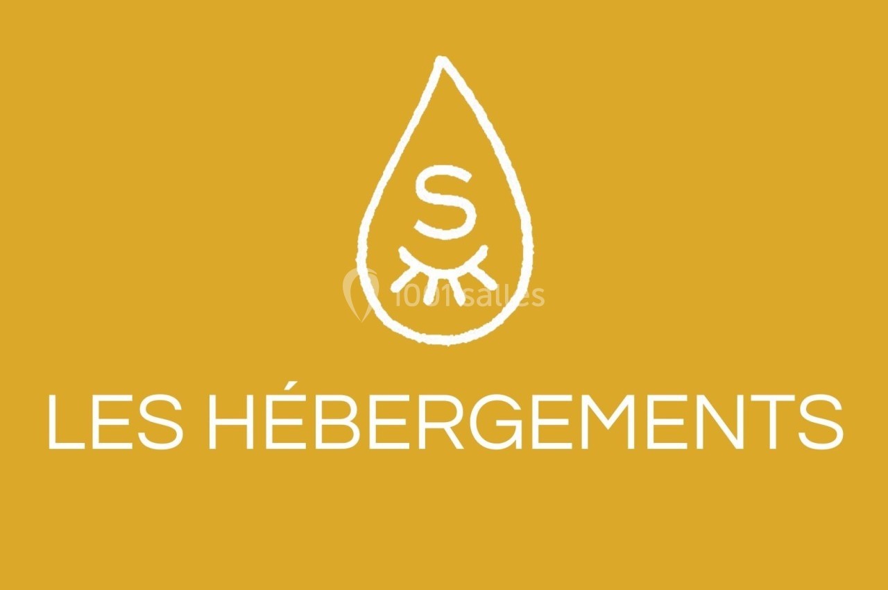 Logo avec une goutte stylisée contenant un ’S’ et un motif d'œil, accompagné du texte ’Les Hébergements’ sur fond jaune.