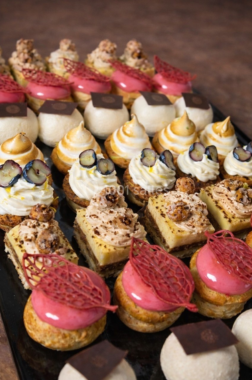 Location salle Gannat (Allier) - Paléopolis #12 Plateau de pâtisseries variées comprenant entremets, choux garnis, tartelettes et desserts décorés de fruits et crèmes.