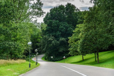 Miniature L'accès au WIP, au coeur de la Forêt de Soignes Femme assise dans un hammam aux carreaux roses, enveloppée dans une serviette blanche.