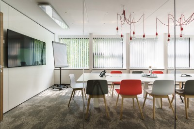 Miniature La salle Big Brother Femme assise dans un hammam aux carreaux roses, enveloppée dans une serviette blanche.