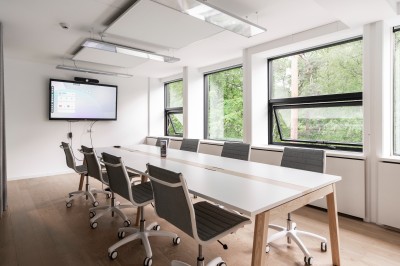 Miniature La salle Shinrin-Yoku Femme assise dans un hammam aux carreaux roses, enveloppée dans une serviette blanche.