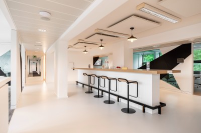 Miniature Les espaces du 3ème étage Femme assise dans un hammam aux carreaux roses, enveloppée dans une serviette blanche.