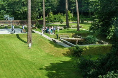 Miniature Les espaces extérieurs Femme assise dans un hammam aux carreaux roses, enveloppée dans une serviette blanche.