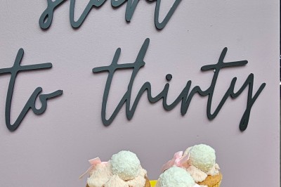 Mur décoratif coloré avec motifs africains, ballons et panneaux portant des messages inspirants en anglais.