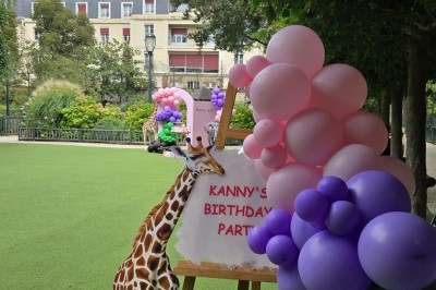 Mur décoratif coloré avec motifs africains, ballons et panneaux portant des messages inspirants en anglais.