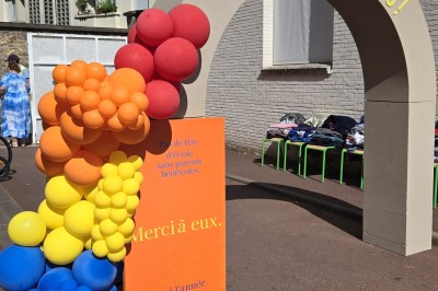 Mur décoratif coloré avec motifs africains, ballons et panneaux portant des messages inspirants en anglais.