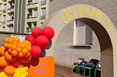 Mur décoratif coloré avec motifs africains, ballons et panneaux portant des messages inspirants en anglais.