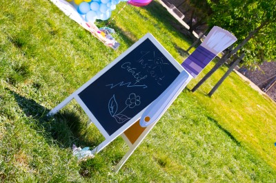 Mur décoratif coloré avec motifs africains, ballons et panneaux portant des messages inspirants en anglais.