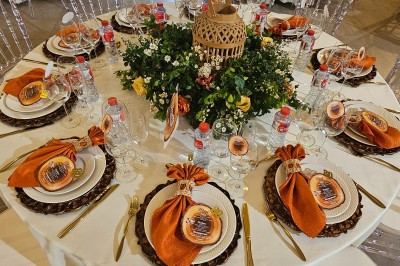 Mur décoratif coloré avec motifs africains, ballons et panneaux portant des messages inspirants en anglais.