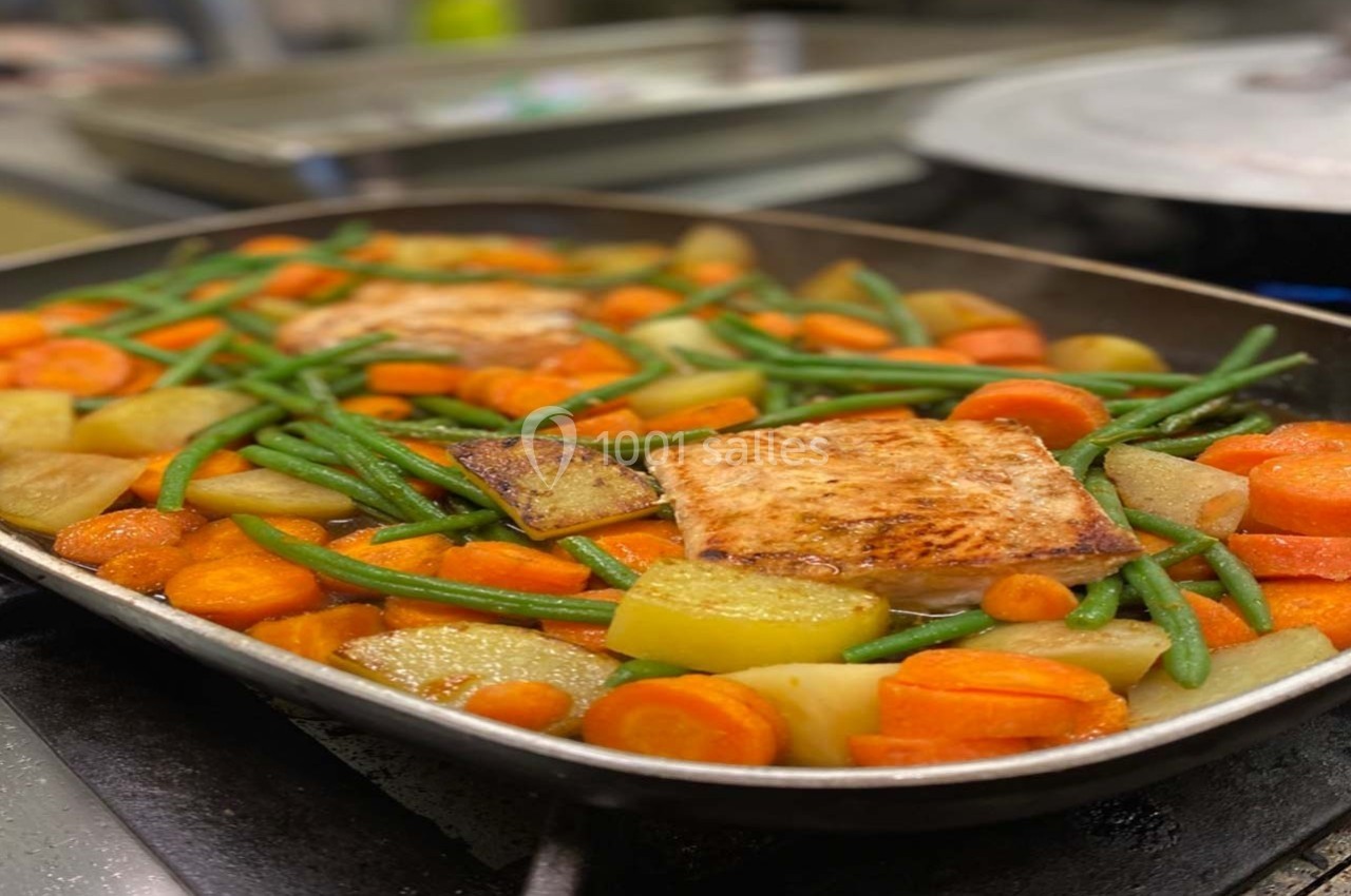 Filet de saumon rôti avec haricots verts, carottes et pommes de terre dans un plat de cuisson.