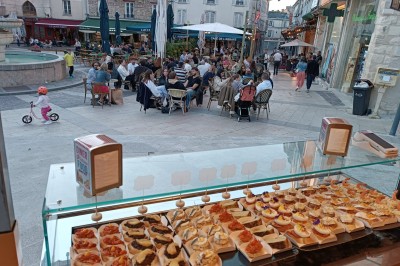 Miniature Traiteur Saint-Thibault-des-Vignes (Seine-et-Marne) - By Chonchon #6 Tranches de pain garnies de salade de pommes de terre et de quartiers de figues fraîches sur des pics en bois.