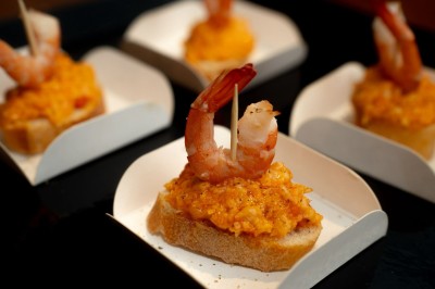 Miniature Traiteur Saint-Thibault-des-Vignes (Seine-et-Marne) - By Chonchon #5 Tranches de pain garnies de salade de pommes de terre et de quartiers de figues fraîches sur des pics en bois.