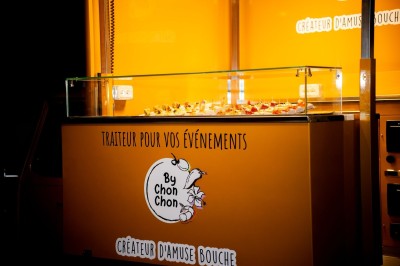 Miniature Traiteur Saint-Thibault-des-Vignes (Seine-et-Marne) - By Chonchon #7 Tranches de pain garnies de salade de pommes de terre et de quartiers de figues fraîches sur des pics en bois.