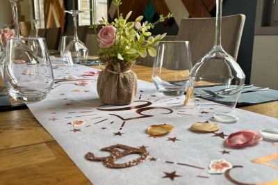 Plateau à trois étages avec fraises et morceaux de fruits, accompagné d'une fontaine de chocolat sur une table.