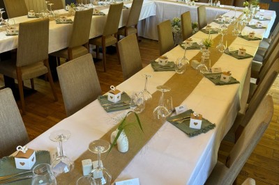 Plateau à trois étages avec fraises et morceaux de fruits, accompagné d'une fontaine de chocolat sur une table.