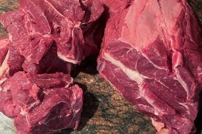 Miniature Traiteur Wingles (Pas-de-Calais) - Sl'Cook #2 Sandwich garni de saumon fumé, laitue, tomate et sauce, posé sur une table en marbre avec citron vert et herbes.