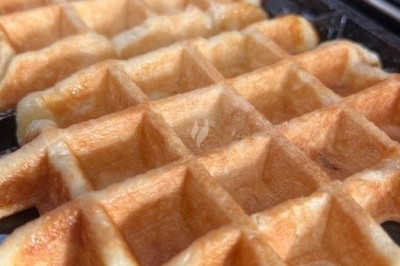 Miniature Traiteur Wingles (Pas-de-Calais) - Sl'Cook #3 Sandwich garni de saumon fumé, laitue, tomate et sauce, posé sur une table en marbre avec citron vert et herbes.