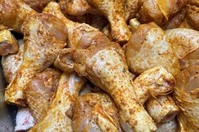 Miniature Traiteur Wingles (Pas-de-Calais) - Sl'Cook #9 Sandwich garni de saumon fumé, laitue, tomate et sauce, posé sur une table en marbre avec citron vert et herbes.