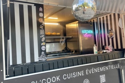 Miniature Traiteur Wingles (Pas-de-Calais) - Sl'Cook #10 Sandwich garni de saumon fumé, laitue, tomate et sauce, posé sur une table en marbre avec citron vert et herbes.