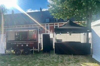 Miniature Traiteur Wingles (Pas-de-Calais) - Sl'Cook #19 Sandwich garni de saumon fumé, laitue, tomate et sauce, posé sur une table en marbre avec citron vert et herbes.