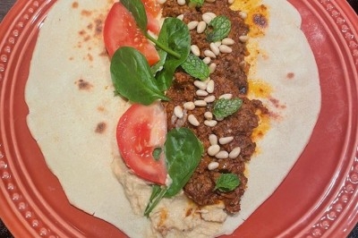 Miniature Traiteur Wingles (Pas-de-Calais) - Sl'Cook #22 Sandwich garni de saumon fumé, laitue, tomate et sauce, posé sur une table en marbre avec citron vert et herbes.