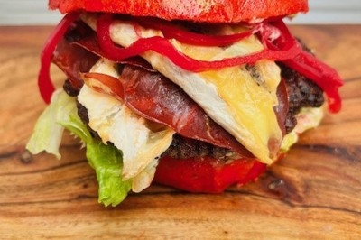 Miniature Traiteur Wingles (Pas-de-Calais) - Sl'Cook #32 Sandwich garni de saumon fumé, laitue, tomate et sauce, posé sur une table en marbre avec citron vert et herbes.