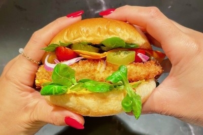 Miniature Traiteur Wingles (Pas-de-Calais) - Sl'Cook #36 Sandwich garni de saumon fumé, laitue, tomate et sauce, posé sur une table en marbre avec citron vert et herbes.