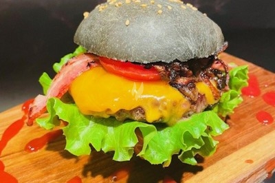 Miniature Traiteur Wingles (Pas-de-Calais) - Sl'Cook #37 Sandwich garni de saumon fumé, laitue, tomate et sauce, posé sur une table en marbre avec citron vert et herbes.