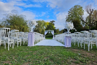 Miniature Location salle Triel-sur-Seine (Yvelines) - Malar évenements #2 Buffet décoré avec des ballons roses et blancs, plats variés, et un cochon rôti sur une table drapée de blanc.