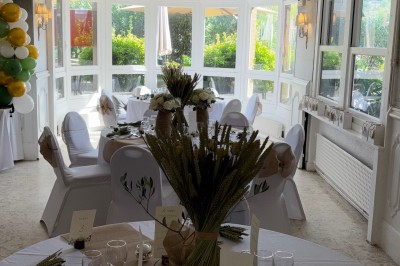 Miniature Location salle Triel-sur-Seine (Yvelines) - Malar évenements #33 Buffet décoré avec des ballons roses et blancs, plats variés, et un cochon rôti sur une table drapée de blanc.