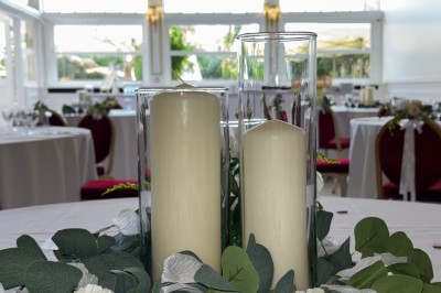 Miniature Location salle Triel-sur-Seine (Yvelines) - Malar évenements #32 Buffet décoré avec des ballons roses et blancs, plats variés, et un cochon rôti sur une table drapée de blanc.