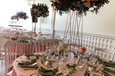 Miniature Location salle Triel-sur-Seine (Yvelines) - Malar évenements #14 Buffet décoré avec des ballons roses et blancs, plats variés, et un cochon rôti sur une table drapée de blanc.