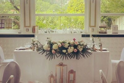 Miniature Location salle Triel-sur-Seine (Yvelines) - Malar évenements #15 Buffet décoré avec des ballons roses et blancs, plats variés, et un cochon rôti sur une table drapée de blanc.