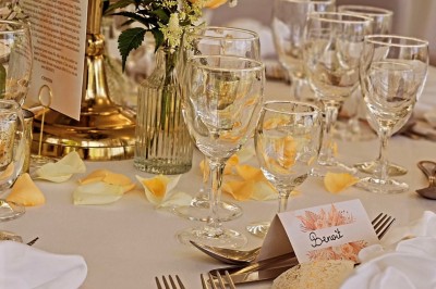 Miniature Location salle Triel-sur-Seine (Yvelines) - Malar évenements #16 Buffet décoré avec des ballons roses et blancs, plats variés, et un cochon rôti sur une table drapée de blanc.