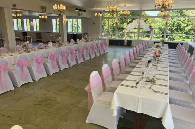 Miniature Location salle Triel-sur-Seine (Yvelines) - Malar évenements #21 Buffet décoré avec des ballons roses et blancs, plats variés, et un cochon rôti sur une table drapée de blanc.