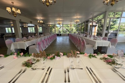 Miniature Location salle Triel-sur-Seine (Yvelines) - Malar évenements #22 Buffet décoré avec des ballons roses et blancs, plats variés, et un cochon rôti sur une table drapée de blanc.