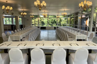 Miniature Location salle Triel-sur-Seine (Yvelines) - Malar évenements #25 Buffet décoré avec des ballons roses et blancs, plats variés, et un cochon rôti sur une table drapée de blanc.