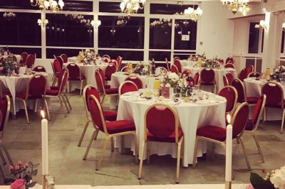 Miniature Location salle Triel-sur-Seine (Yvelines) - Malar évenements #27 Buffet décoré avec des ballons roses et blancs, plats variés, et un cochon rôti sur une table drapée de blanc.